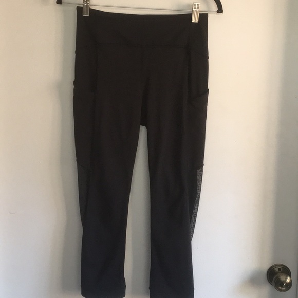 Lululemon Sole Training Crop Black Dot Mesh Panel Pocket - Picture 3 of 7